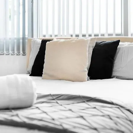 Jlr,nec,b'ham Airport,entire House,wi-fi,netflix Holiday home Birmingham
