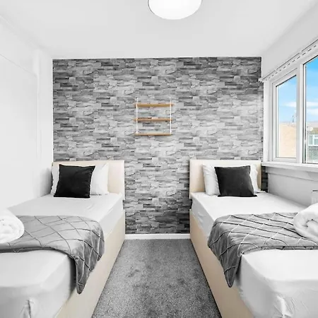 Jlr,nec,b'ham Airport,entire House,wi-fi,netflix Holiday home