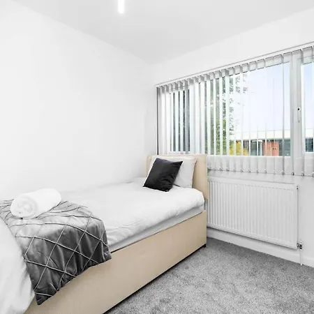 Jlr,nec,b'ham Airport,entire House,wi-fi,netflix